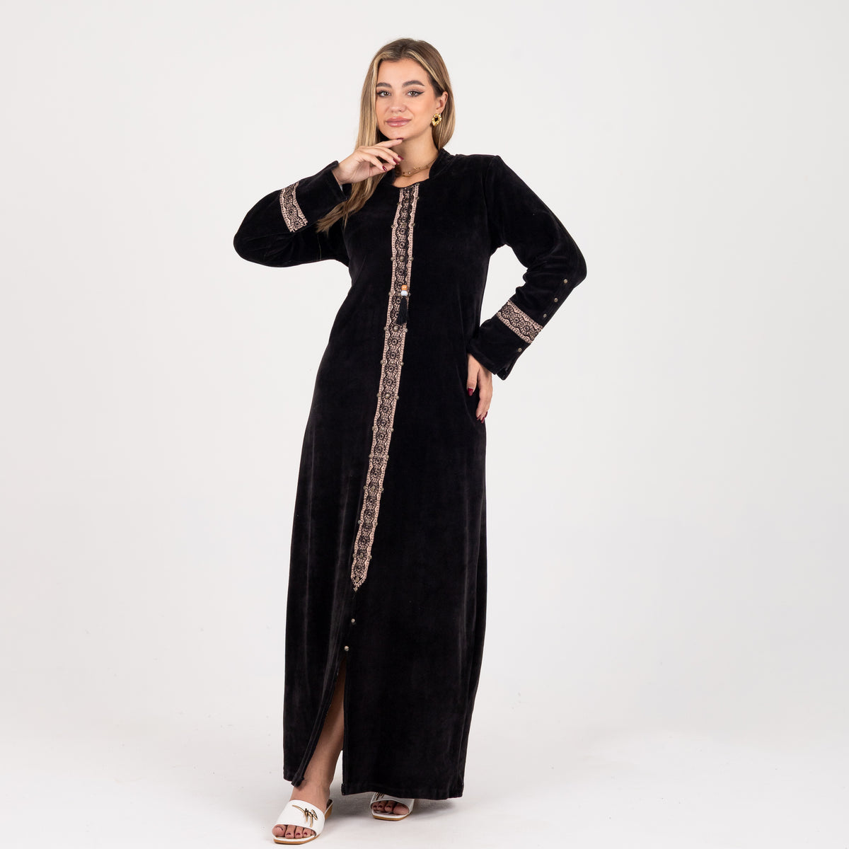 قفطان مخملي مطرّز – أناقة خالدة ورفاهية يومية