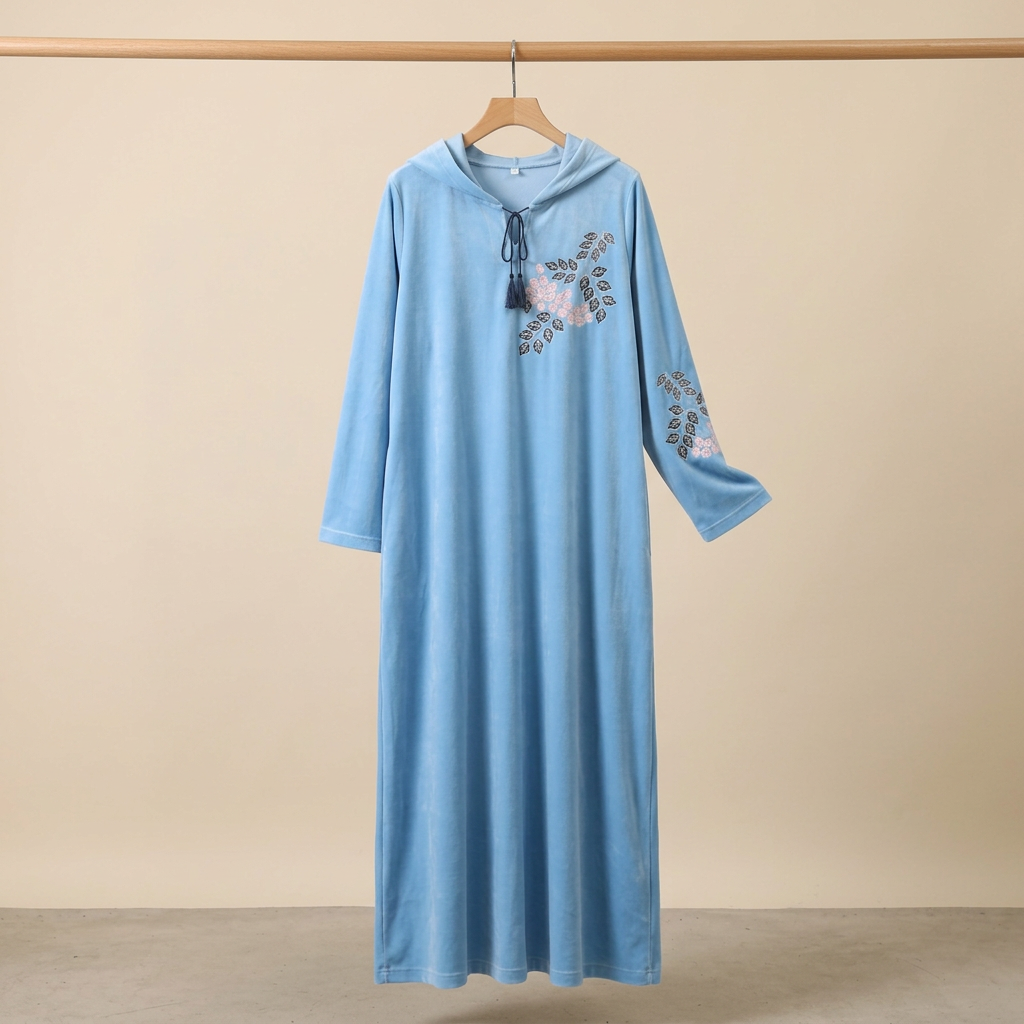 العباية السماوي على شماعة بخلفية فاتحة
