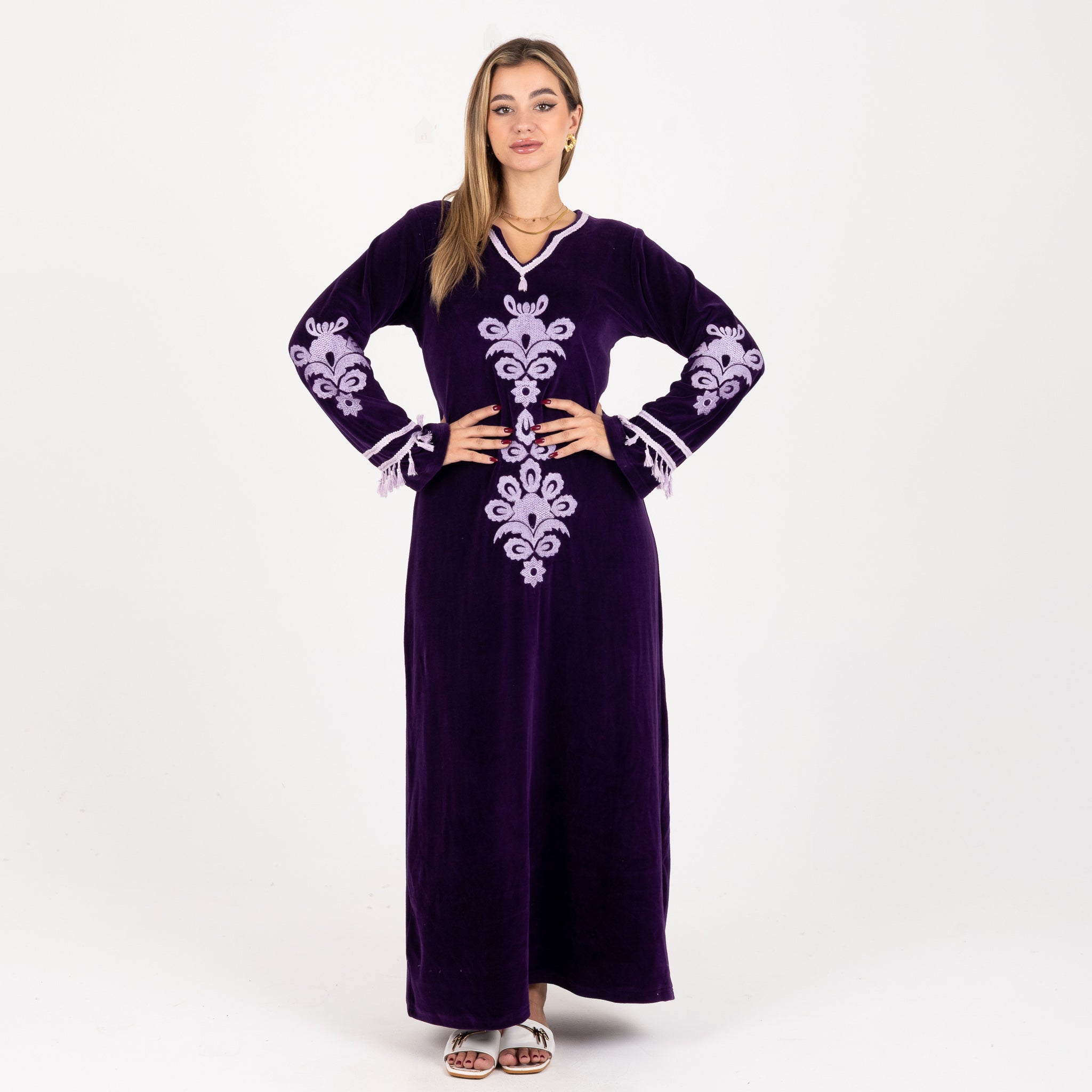 قفطان مخملي أنيق بتطريزات معقدة
