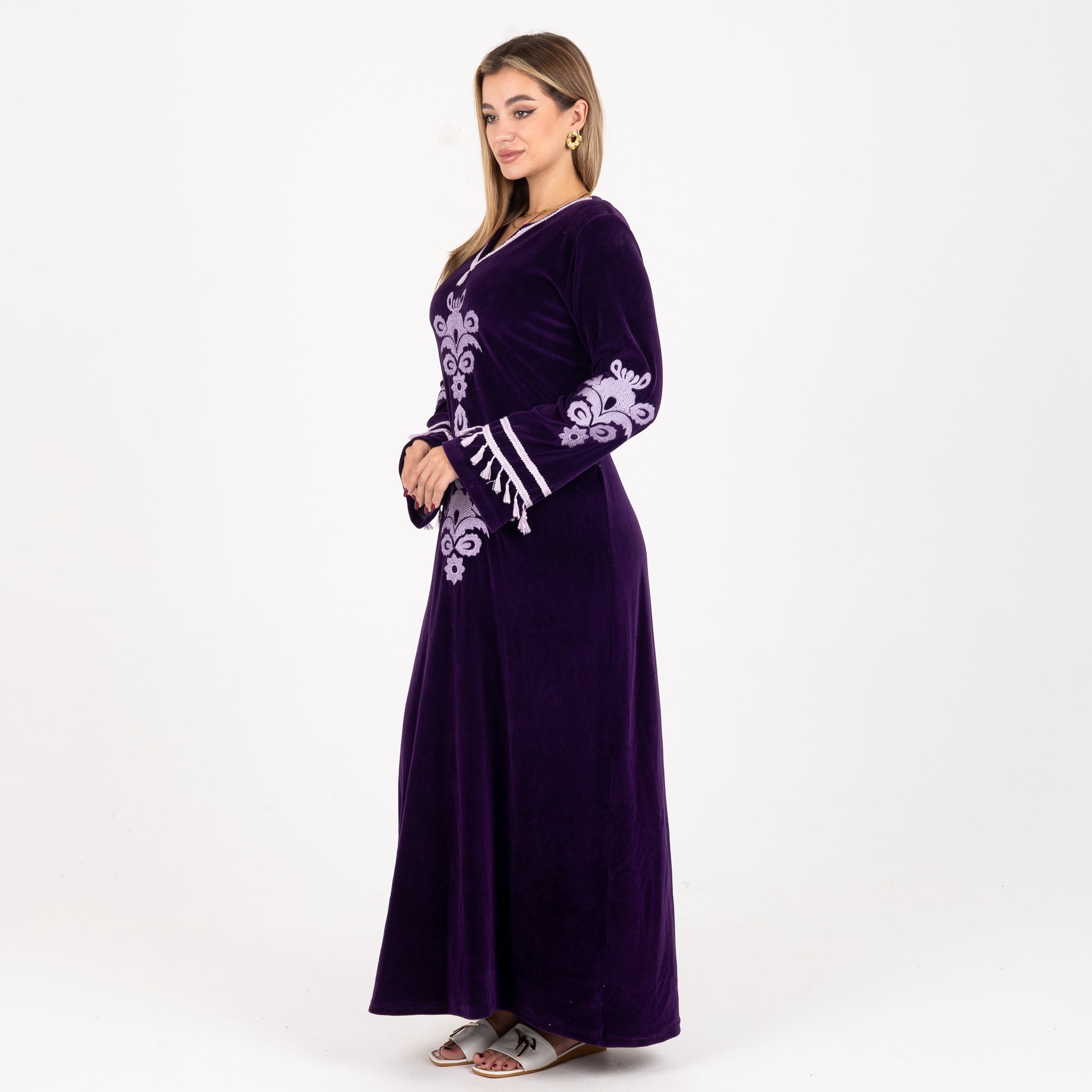 قفطان مخملي أنيق بتطريزات معقدة