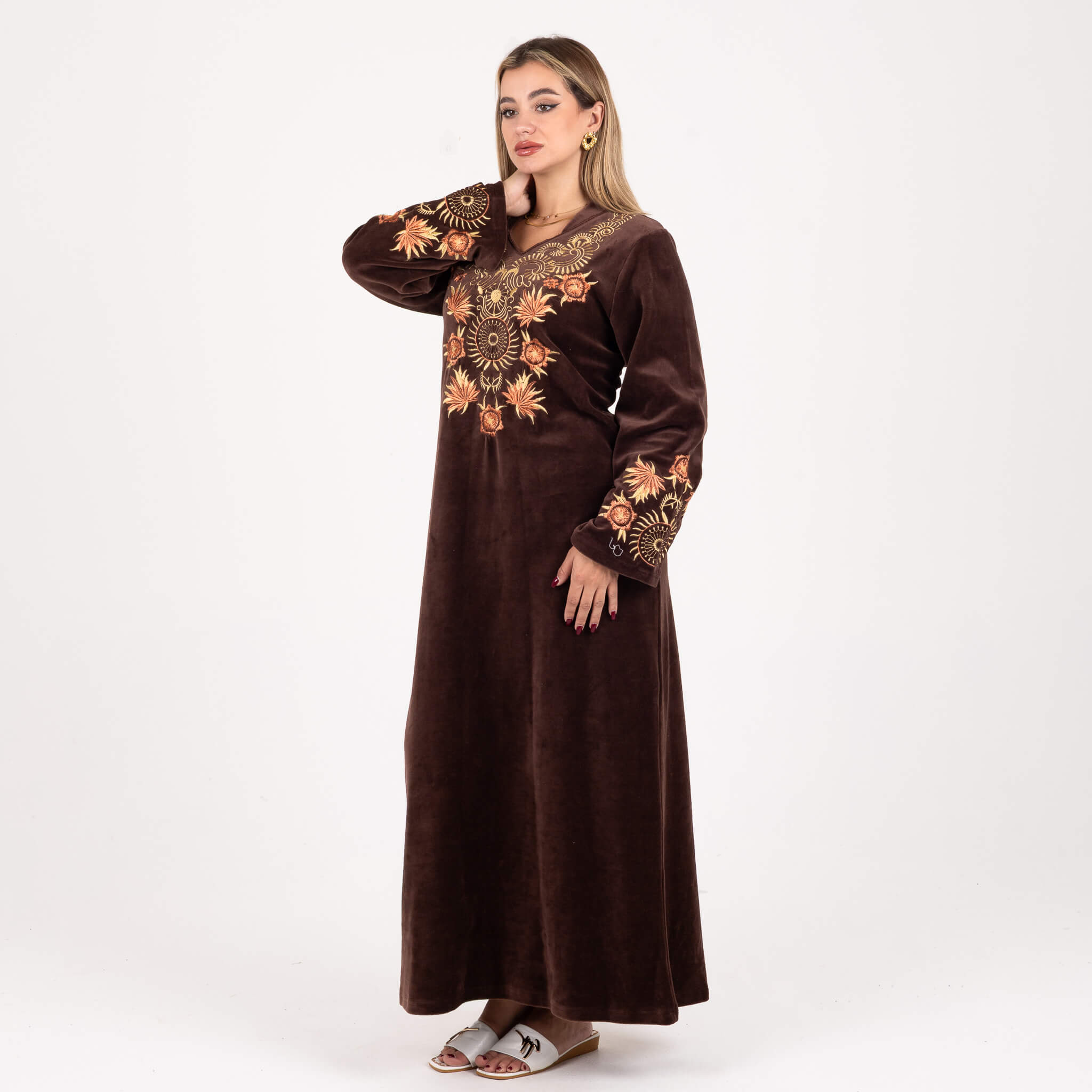 عباية مخملية مطرزة ملكية - لمسات ذهبية | أزياء محتشمة فاخرة |