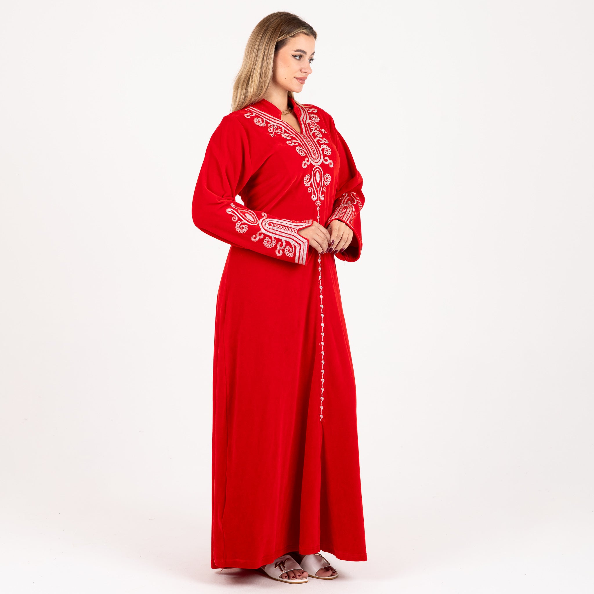 عباية استقبال حمراء أنيقة مع تطريز أبيض – طراز ملكي