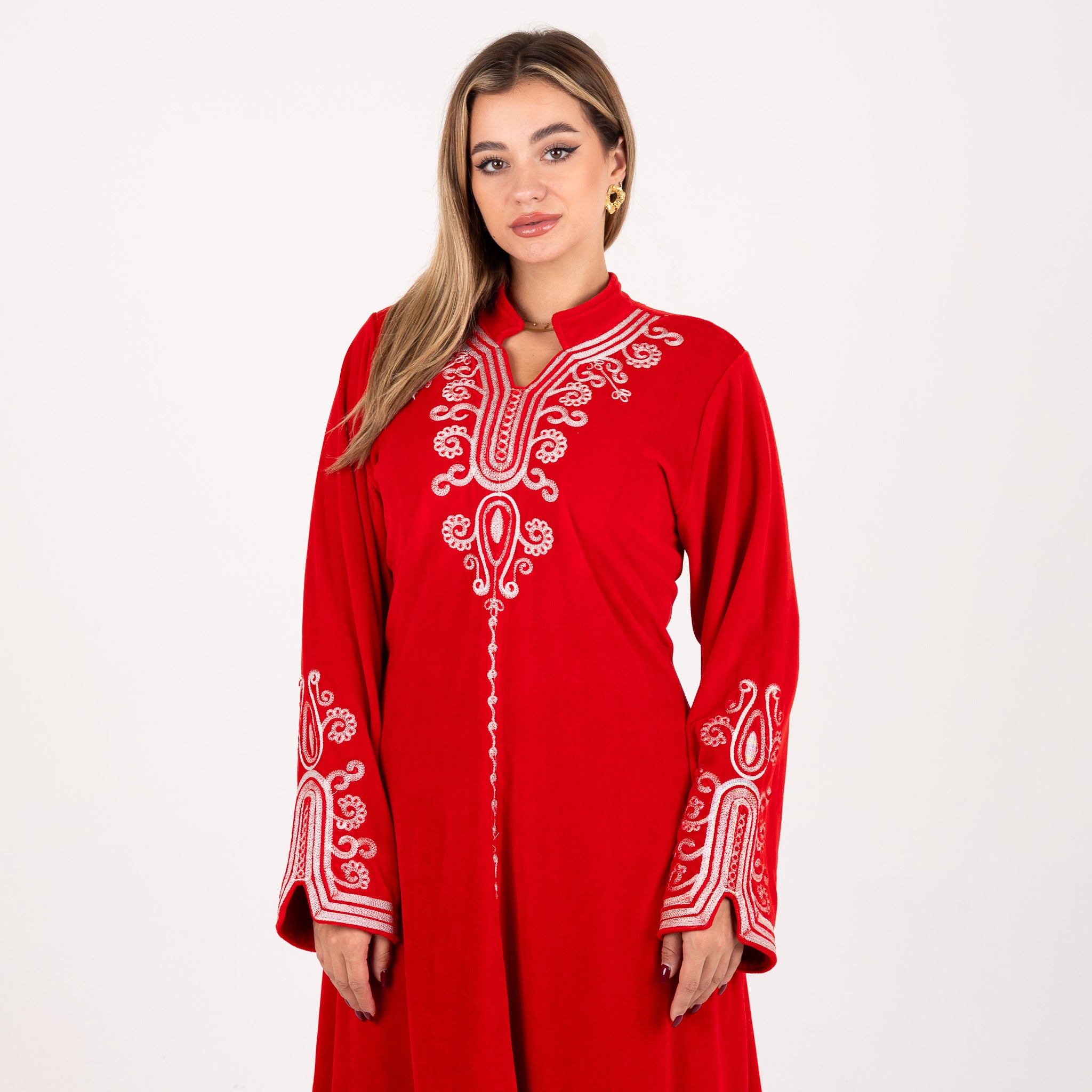 عباية استقبال حمراء أنيقة مع تطريز أبيض – طراز ملكي