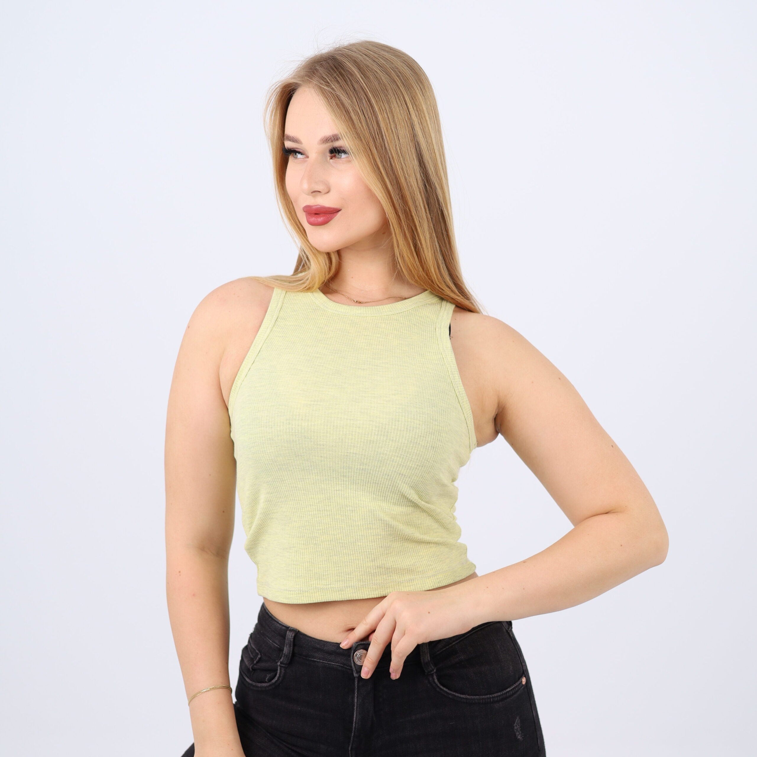 توب قصير مضلع بدون أكمام من القطن