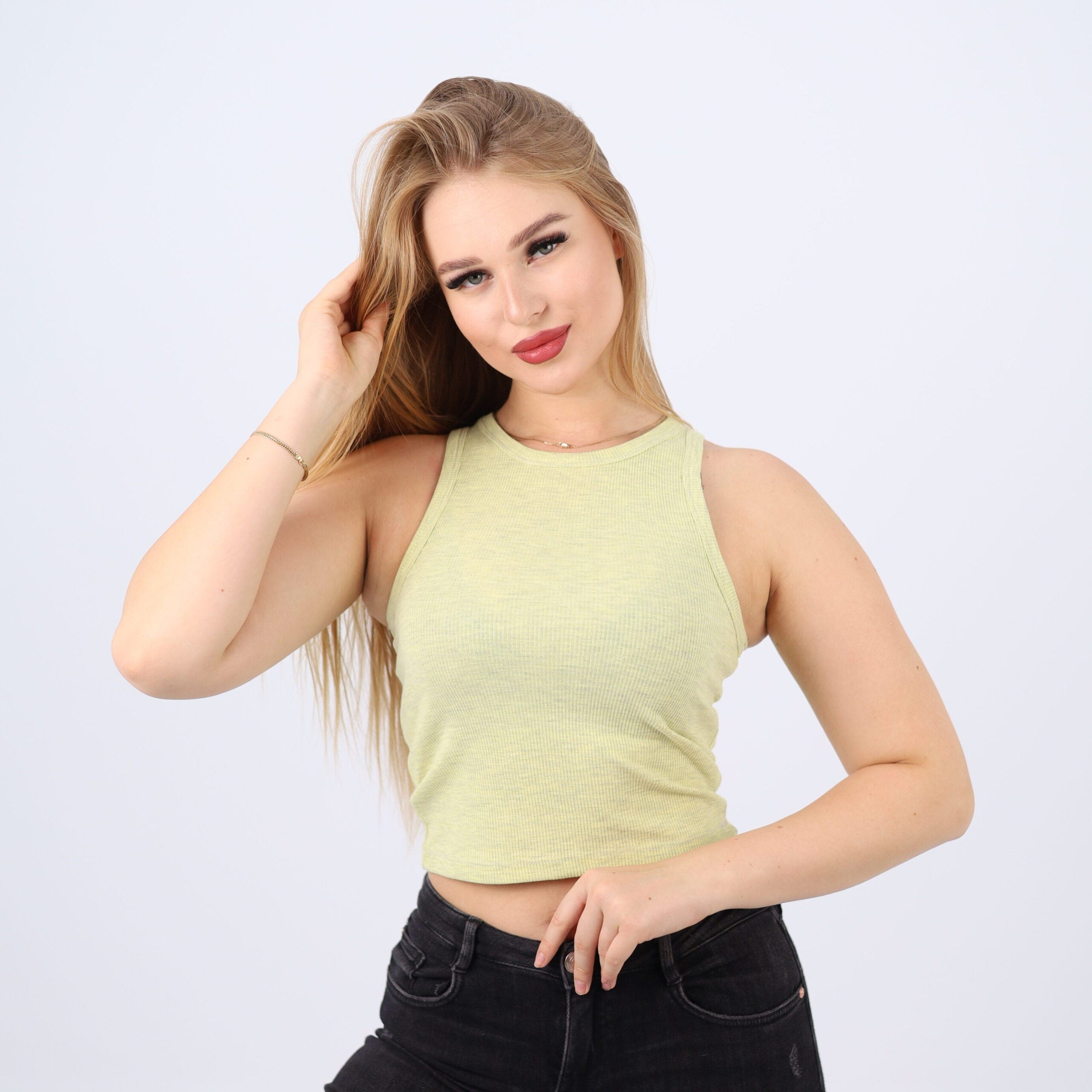 توب قصير مضلع بدون أكمام من القطن
