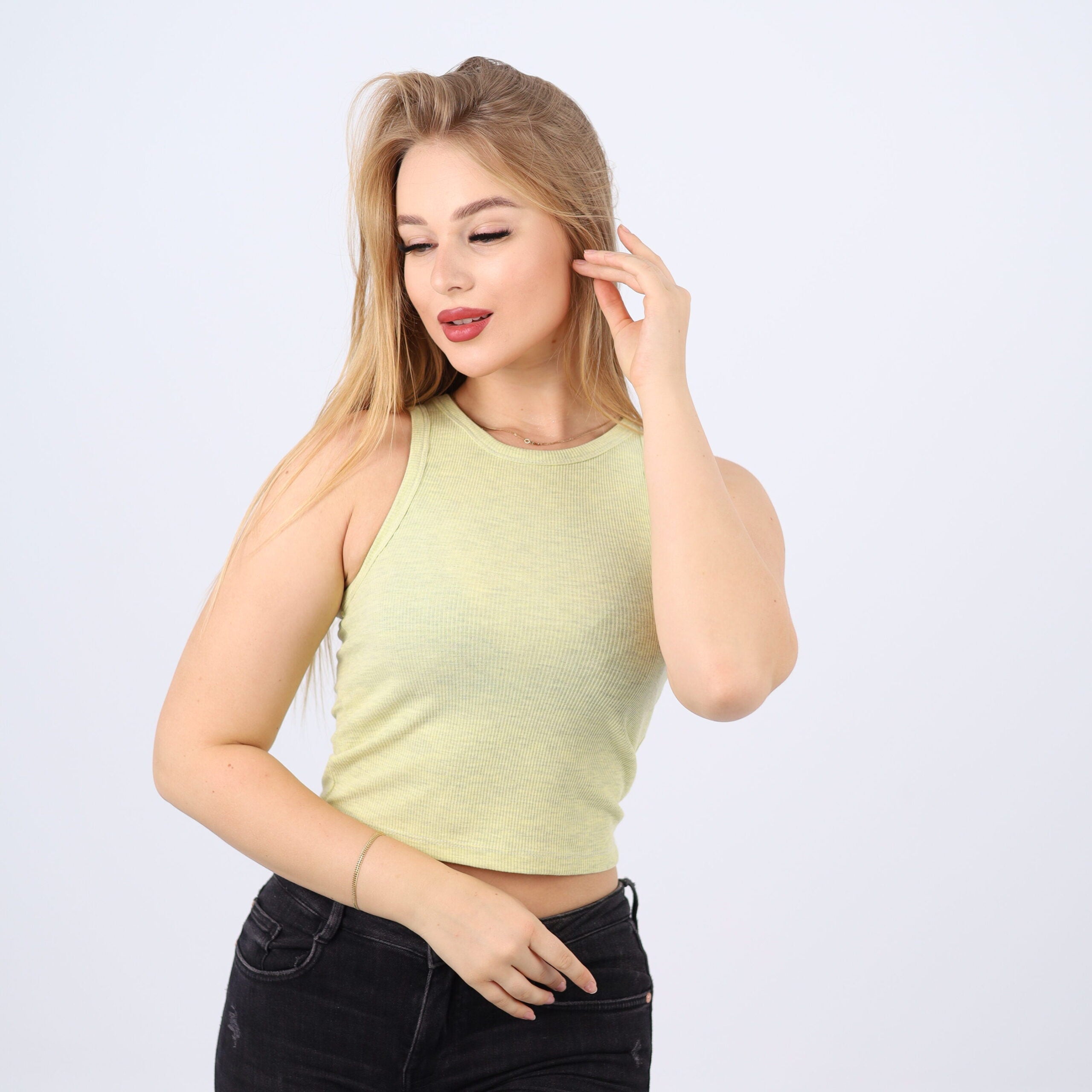 توب قصير مضلع بدون أكمام من القطن