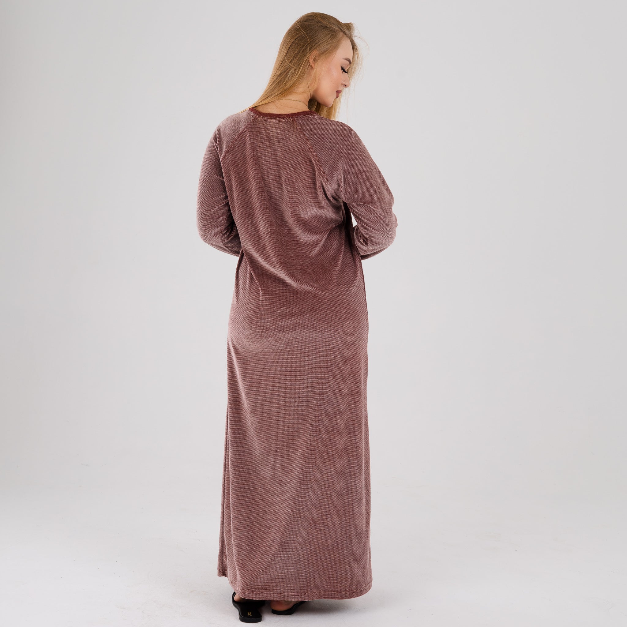 Velvet Ribbed Winter Abaya for Women – Soft Striped Nightgown / Home Dress – عباية شتوي قطيفة مضلعة ناعمة